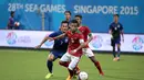 Kapten timnas Indonesia U-23, Manahati Lestusen (depan) menutup pergerakan Mony Udom P (Kamboja) di penyisihan Grup A Sea Games 2015 di Stadion Jalan Besar, Singapura, Sabtu (6/6/2015). Indonesia unggul 6-1 atas Kamboja. (Liputan6.com/Helmi Fithriansyah)