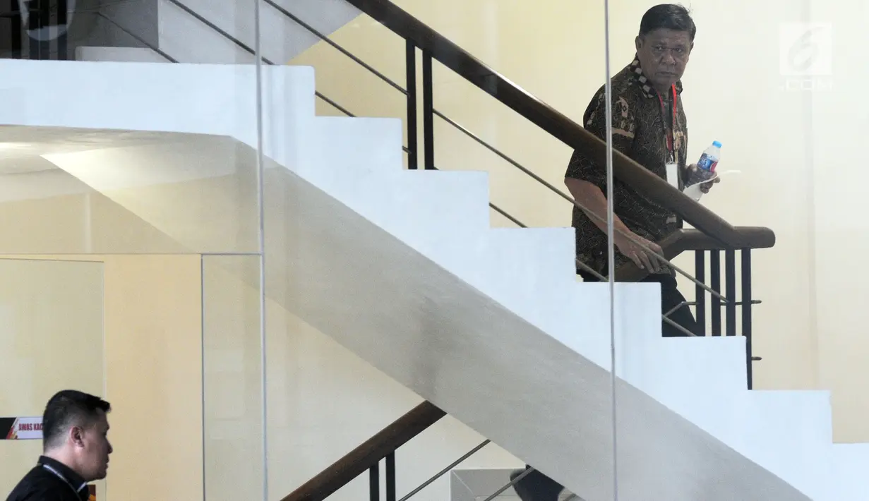 Mantan Bupati Buton Laode Muhammad Sjafei Kahar menaiki tangga untuk menjalani pemeriksaan di gedung KPK, Jakarta, Rabu (17/7). Sjafei Kahar diperiksa sebagai saksi untuk tersangka Tony Kongres. (Merdeka.com/Dwi Narwoko)