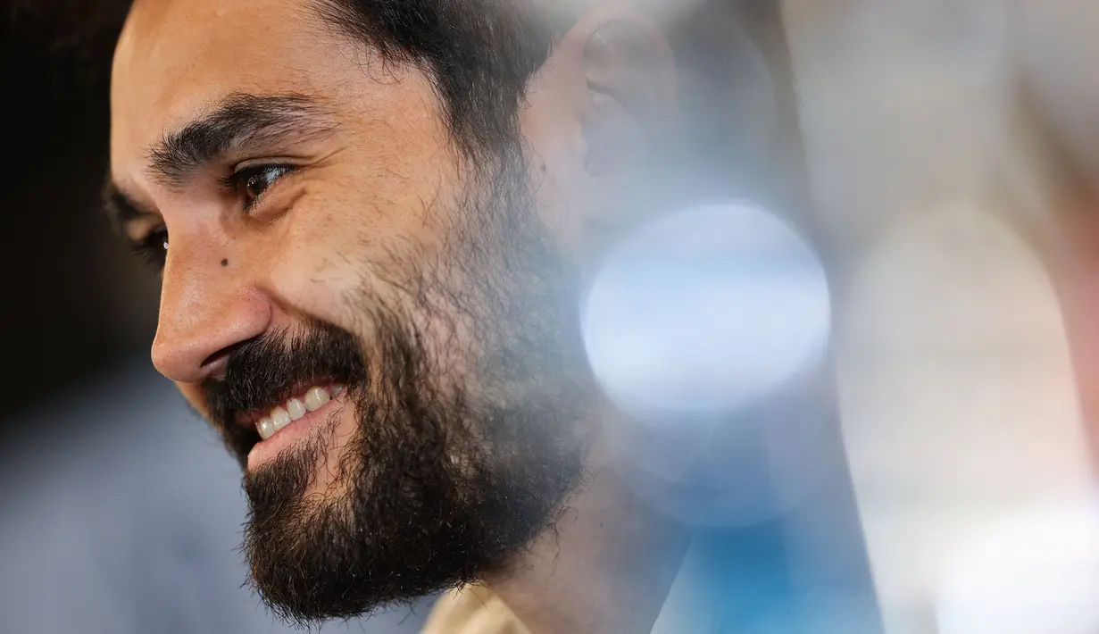 Pemain Jerman, Ilkay Gundogan melakukan konferensi pers mejelang laga persahabatan Timnas Jerman melawan Timnas Kolombia di Frankfurt am Mai, Jerman, 19 Juni 2023. Gundogan tak memperpanjang kontraknya dengan Manchester City meski pada musim sebelumnya berhasil menyabet Trable Winner. Ia pun memilih Barcelona sebagai pelabuhan selanjutnya dengan status bebas transfer. (AFP/Daniel Roland)