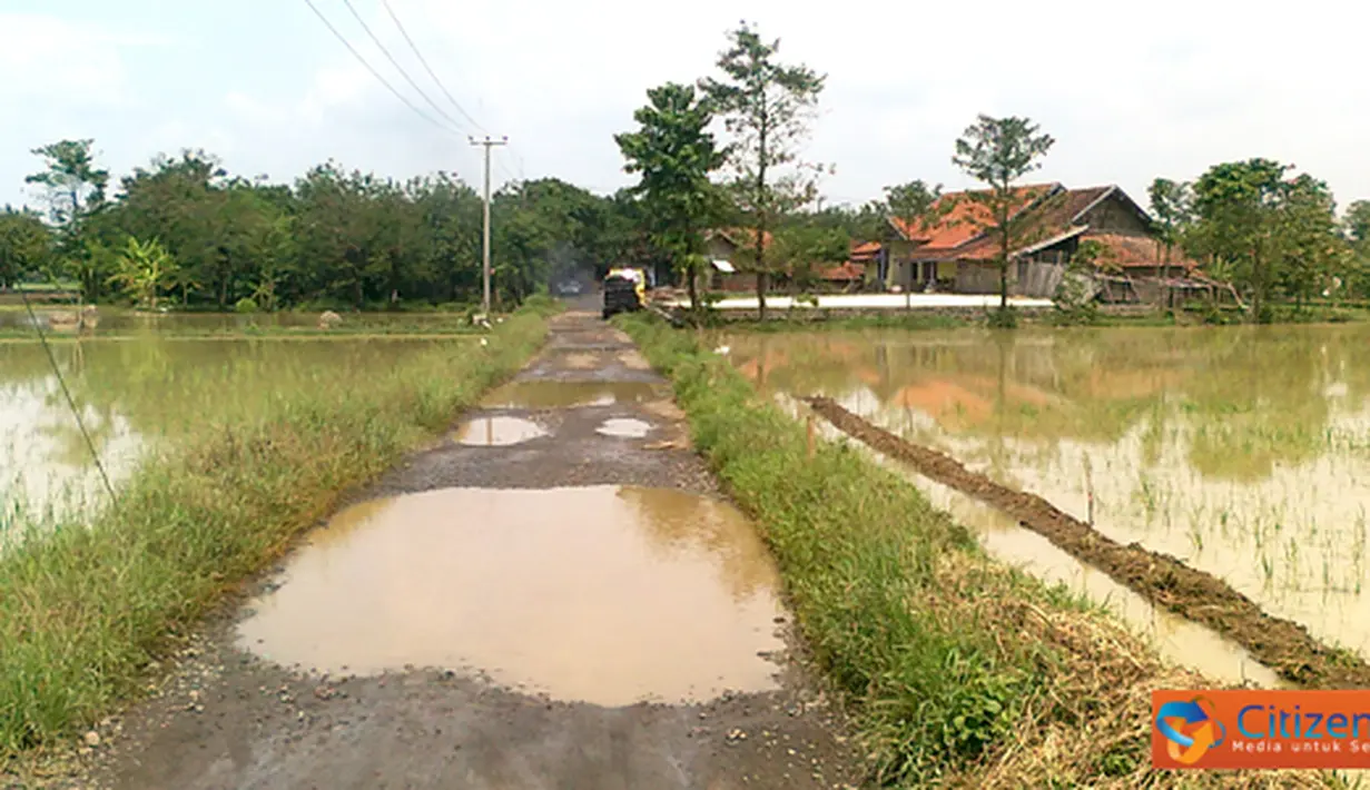 Citizen6, Sumedang: Kondisi jalan bagaikan kolam ikan terlihat banyak sekali genangan air. (Pengirim: Alfa Heryana)