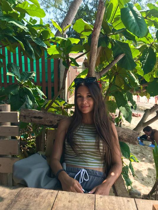 Dilansir dari Instagram pribadinya, Ria Andrews yang berprofesi sebagai youtuber dan travelers ini diketahui berusia sekitar 24 tahun. (FOTO: instagram.com/ria.travelwithmeri/)