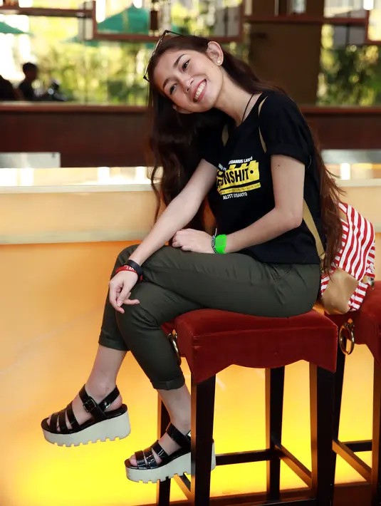 "Pengalamannya tentu dari akting banyak banget. Diajari banget sama sutradara. Kumpul sama macam-macam orang, dan yang menarik dari film ini banyak pelajaran yang bisa diambil. Devina orangnya enggak bisa diam." ujar Devina. (Deki Prayoga/Bintang.com)