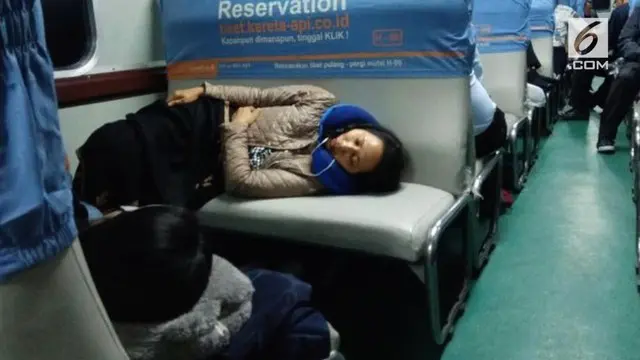 Menteri Rini tertidur di kereta kelas ekonomi KA Serayu ketika akan melakukan kunjungan kerja ke Tasikmalaya, Jawa Barat.