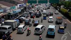 Sejumlah kendaraan roda empat masih memarkir kendaraannya di bahu jalan Pramuka Jakarta Timur, Senin (22/9/2014) (Liputan6.com/Johan Tallo)