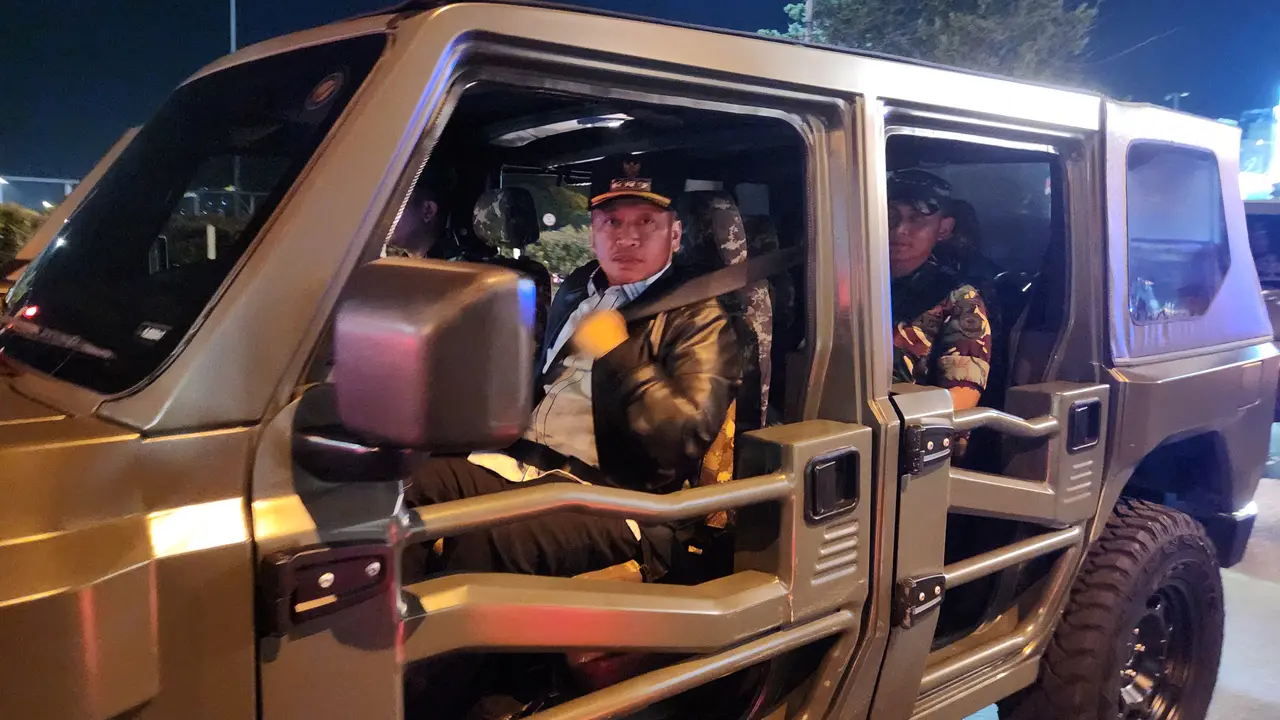 Wali Kota Depok, Supian Suri bersama Forkopimda menggunakan mobil Maung saat pantau malam Idul Fitri di wilayah Depok.
