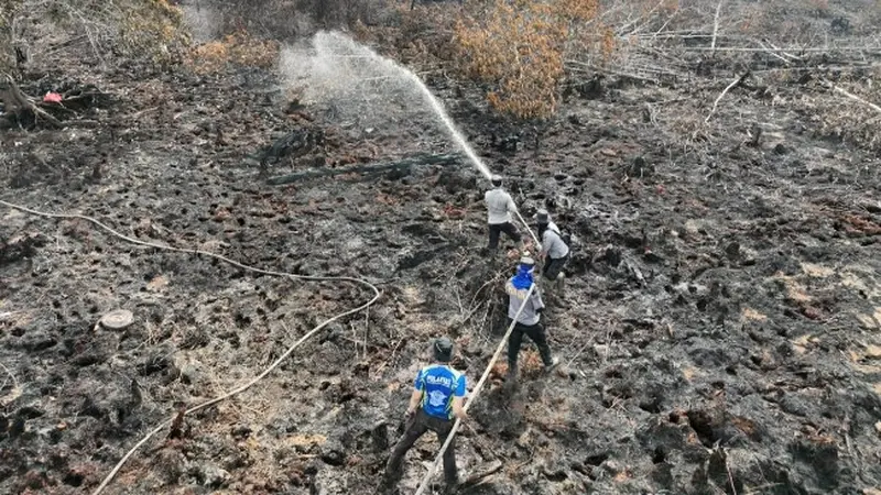Pendinginan kebakaran lahan di perbatasan Kota Dumai dengan Kabupaten Bengkalis.