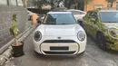 Mini Cooper Electric yang sedang parkir dan tertangkap kamera. (Source: Twitter/@GregKable)