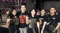 Lukman (kedua dari kiri) mengajak keluarganya hadir dan menyaksikan konser Guns N' Roses di GBK. (Liputan6.com/Edu Krisnadefa)