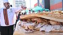 Roti lapis tersebut berisi "tiga kuintal tepung, satu ton bawang bombay, satu ton wortel, dan 380 kilogram daging babi." (AIZAR RALDES / AFP)