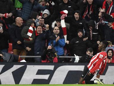 Pemain Athletic Bilbao, Nico Williams, melakukan selebrasi setelah mencetak gol ke gawang Atletico Madrid pada laga semifinal Copa del Rey di Stadion San Mames, Jumat (1/3/2024). Bilbao menang dengan skor 3-0. (AFP/Ander Gillenea)