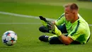 Kiper Barcelona, Marc Andre ter Stegen berusaha menangkap bola saat melakukan sesi latihan di Olympiastadion Berlin, Jerman (5/6/2015). Barcelona akan menghadapi Juventus di Final Liga Champions. (Reuters/Kai Pfaffenbach)