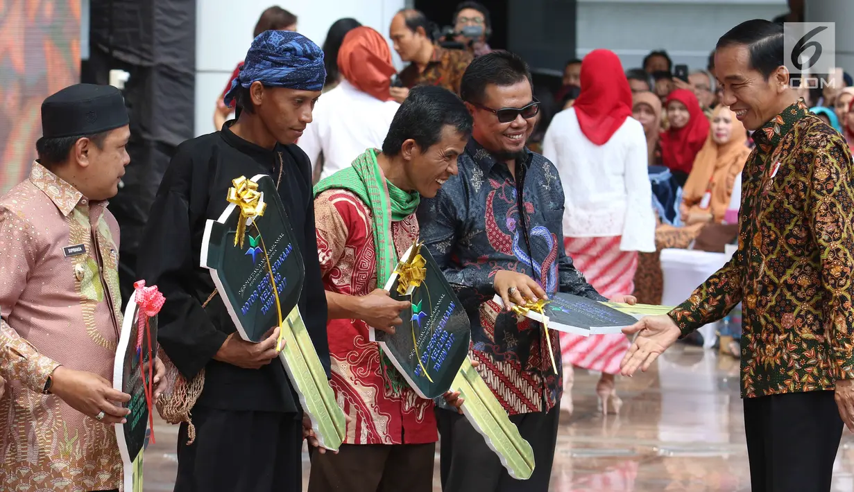 Presiden Joko Widodo atau Jokowi memberikan sepeda motor perpustakaan keliling kepada penggiat minat baca pada peresmian gedung baru perpustakaan nasional Indonesia yang diklaim tertinggi di dunia, di Jakarta, Kamis (14/9). (Liputan6.com/Angga Yuniar)