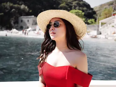 Topi menjadi salah satu fashion item yang tak boleh dilewatkan bagi wanita 25 tahun saat tamasya. Penampilan Nikita Willy dengan topi fedora rajut yang dipadukan dengan dress berwarna merah membuat ia terlihat menawan.(Liputan6.com/IG/@nikitawillyofficial94)