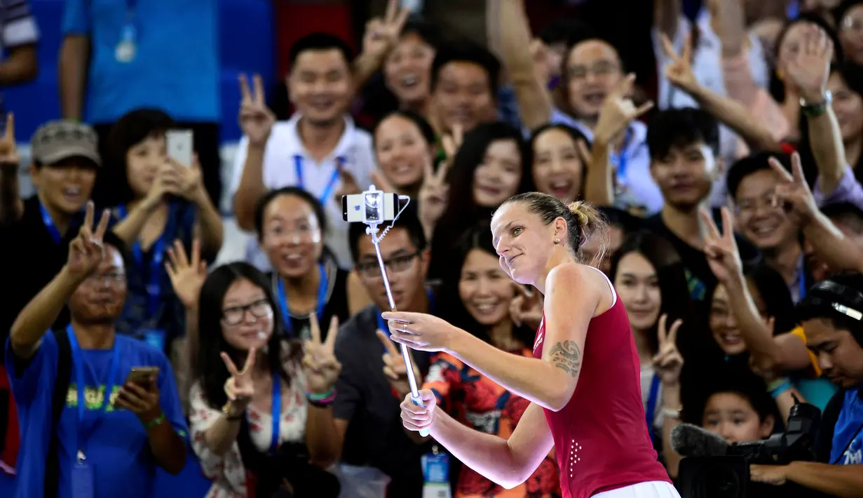 Petenis Republik Ceska, Karolina Pliskova, berfoto dengan penggemarnya setelah menang di semifinal melawan petenis Ukraina, Elina Svitolina, dalam turnamen WTA Elite Trophy di Zhuhai, Tiongkok, (7/11/2015). (China Out/AFP Photo/Str)
