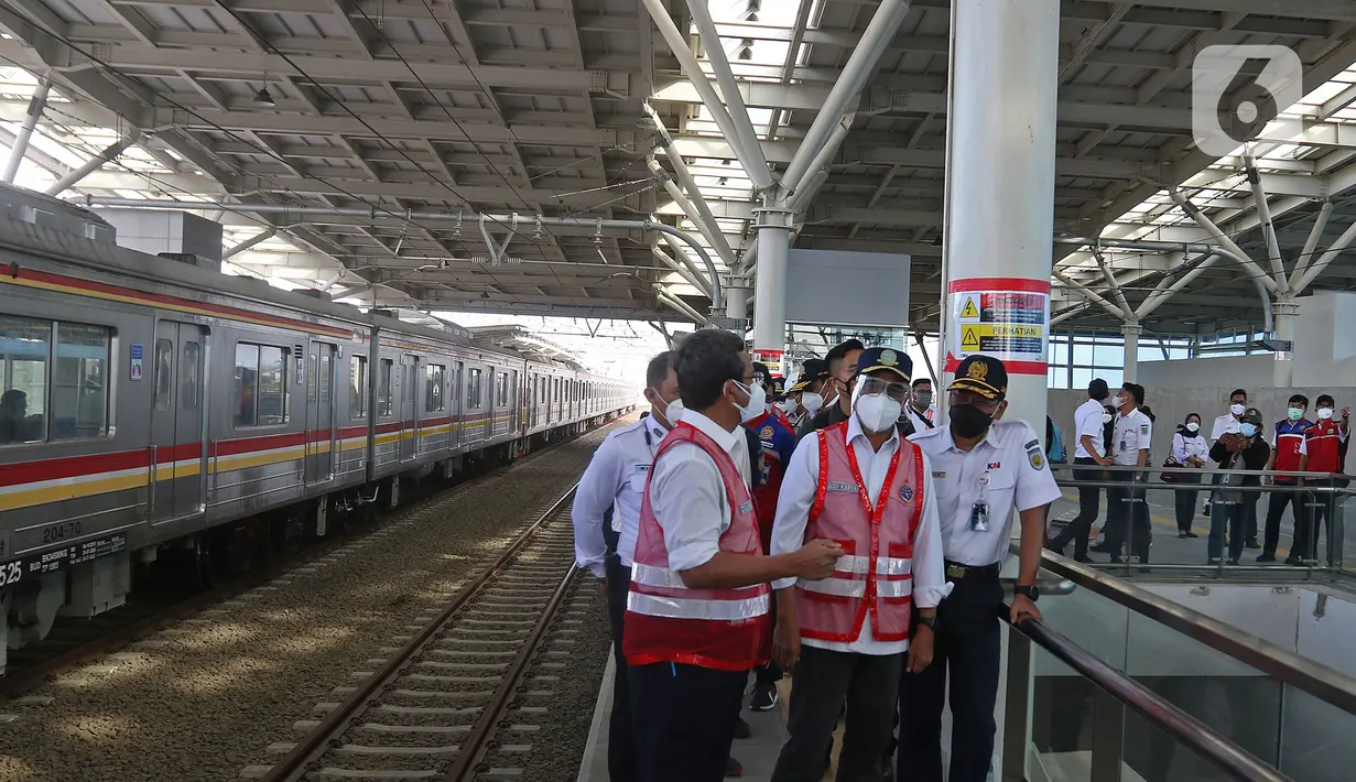 Menteri Perhubungan Budi Karya Sumadi meninjau peron dan jalur baru Stasiun Manggarai di Jakarta, Minggu (26/9/2021). Jalur layang (elevated track) KRL Bogor Line di Stasiun Manggarai yang terdiri dari empat peron bagi penumpang kereta relasi tujuan Jakarta-Bogor. (Liputan6.com/Herman Zakharia)