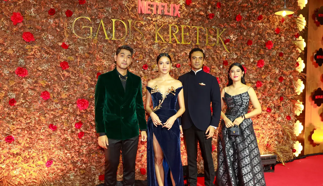 Momen red caroet diakhiri dengan kehadiran para pemain utama, yaitu Arya Saloka, Putri Marino, Aryo Bayu dan Dian Sastro. Para tamu yang hadir pun langsung riuh menyebut nama mereka berempat. [kapanlagi/Muhammad Akrom Sukarya]