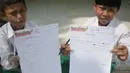 Murid MI Yayasan Nurul Bahri menunjukkan surat yang ditulis untuk Presiden Jokowi, di perkampungan nelayan Muara Angke, Jakarta, Senin (27/2). Kegiatan itu juga sebagai kepedulian pada dunia literasi untuk anak Indonesia. (Liputan6.com/Faizal Fanani)