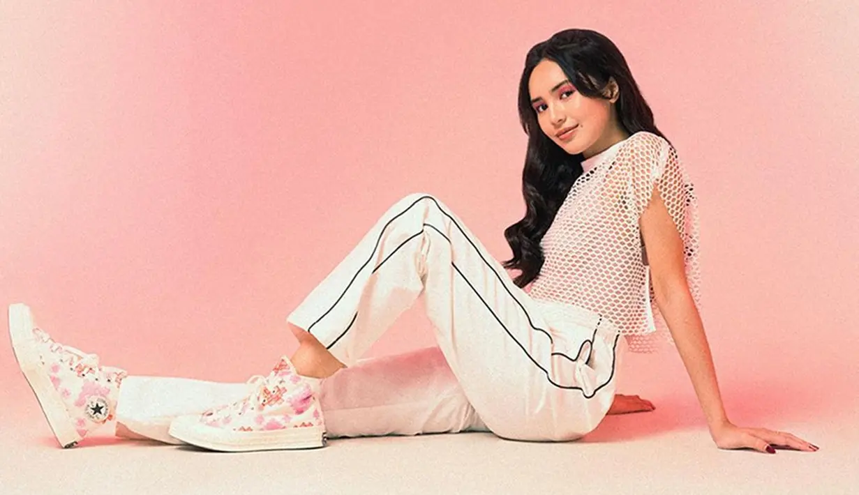 Gaya sporty Beby Tsabina satu ini pun bisa dijadikan sebagai inspirasi. Pasalnya, meski terlihat sporty, namun penampilannya tetap stylish. (Liputan6.com/IG/@bebytsabina)