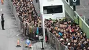Ratusan orang mengantri menaiki transportasi menuju tempat pemakaman di Shanghai selama festival Qingming atau festival Tomb Sweeping, Cina, 4 April 2016. (REUTERS / Stringer)  .