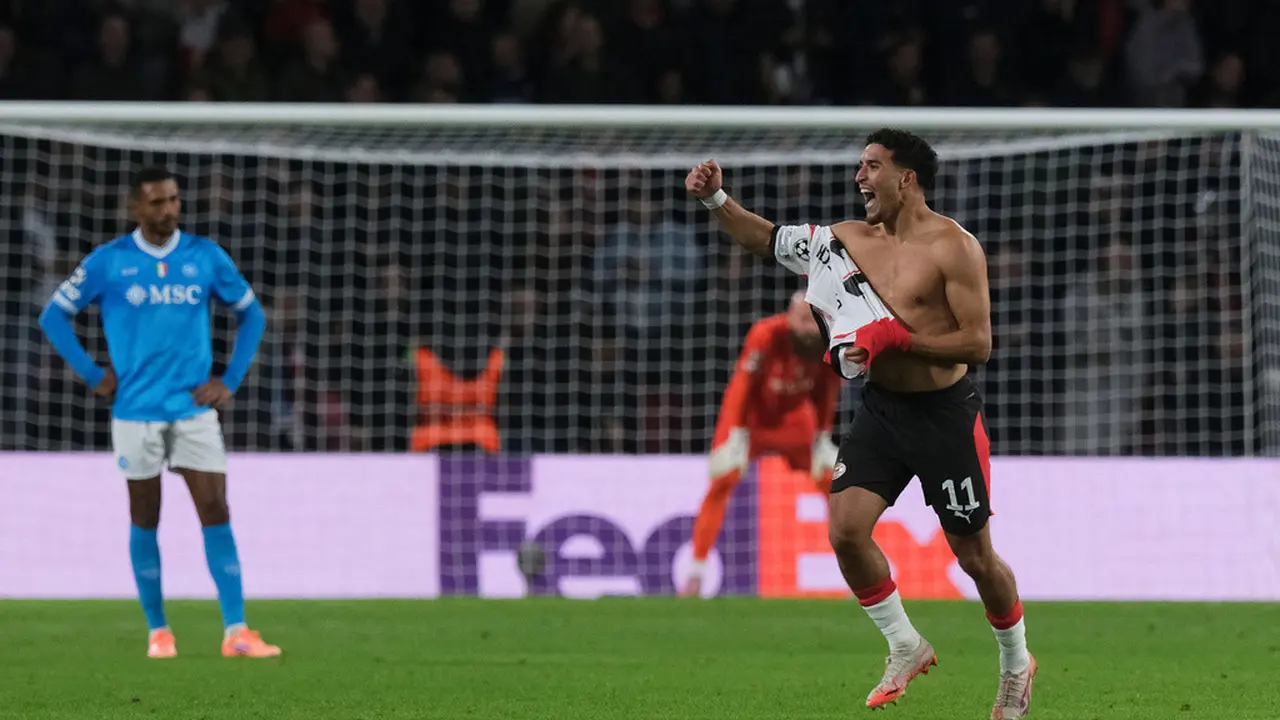 Selebrasi pemain PSV, Couhaib Driouech setelah mencetak gol ke gawang Napoli.