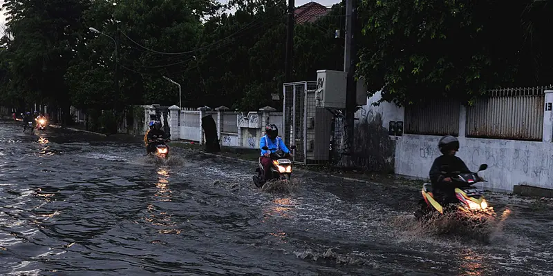 Anak Kali Ciliwung Meluap