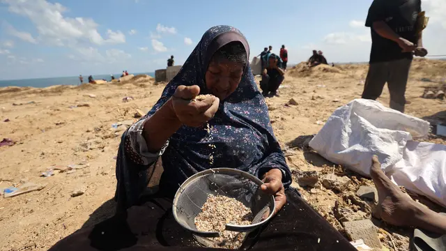 Warga Gaza Punguti Sisa Pecahan Bantuan Pangan yang Dikirim via Udara