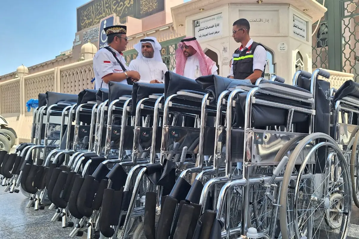 Pengurus Masjid Nabawi memberikan bantuan 15 kursi roda kepada pemerintah Indonesia melalui PPIH Arab Saudi. Kursi roda tersebut akan digunakan untuk melayani jemaah haji Indonesia, khususnya lansia saat beribadah di Masjid Nabawi, Madinah.