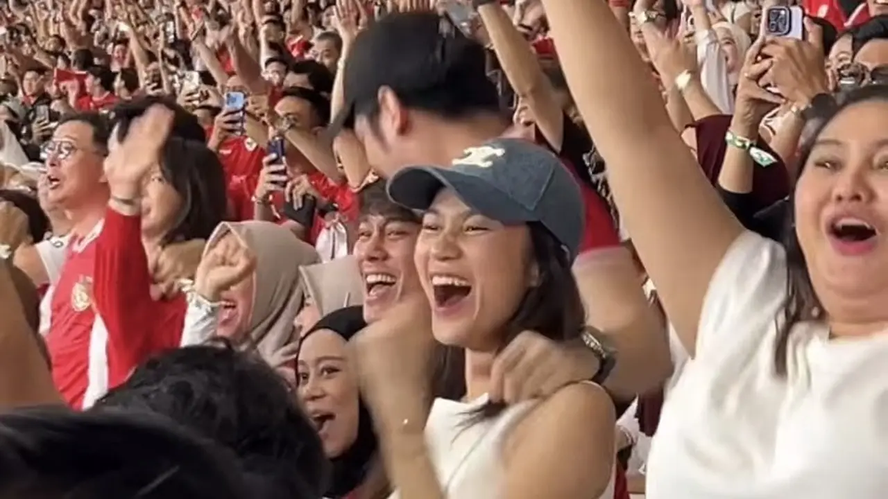 Azizah Salsha Serba Putih  saat Menyaksikan Timnas Indonesia vs Arab