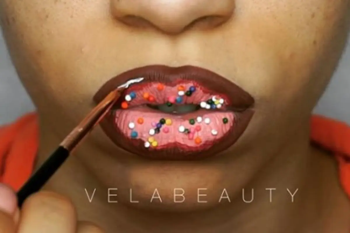 Bibir Menyerupai Wujud Donat Hanya dengan Teknik Lipstik!