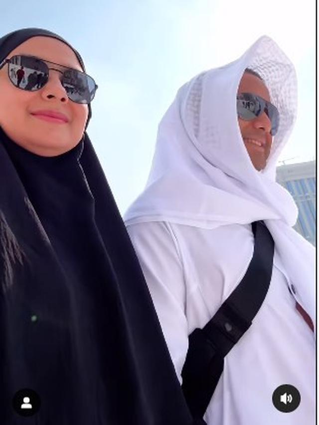 7 Potret Hengky Kurniawan dan Sonya Fatmala saat Jalani Umroh, Curi Perhatian