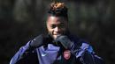 Alex Song - Pemain yang didatangkan Arsene Wenger ke Arsenal dari Charlton pada tahun 2007 ini berada di Emirates selama lima tahun. Lalu sang pemain memutuskan hengkang ke Barcelona pada 2012. Song saat ini berseragam klub Djibouti, AS Arta. (AFP/Glyn Kirk)