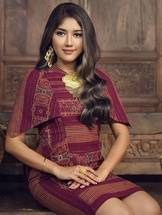Calon menantu Presiden Joko Widodo ini terlihat begitu anggun saat mengenakan busana batik. Busana batik warna ungu tua ini kian memperlihatkan sisi menawan dari Erina Gudono. Foto Erina terlihat anggun ini mendapatkan banyak pujian dari netizen. (Liputan6.com/IG/@erinagudono)