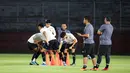 Sejumlah pemain Timnas Indonesia U-17 menikmati games yang diberikan staf pelatih dalam sesi latihan di Stadion Gelora 10 November 2023, Surabaya, Kamis (9/11/2023). (Bola.com/Bagaskara Lazuardi)