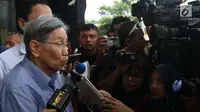 Mantan Menteri Koordinator Ekonomi Kwik Kian Gie keluar dari Gedung KPK usai diperiksa di Jakarta, Selasa (6/6). (Liputan6.com/Helmi Afandi)