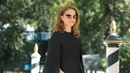 Aktris Natalie Portman saat tiba di dermaga Excelsior Hotel selama Festival Film Venice ke-75 di Venice Lido, Italia, (4/9). Natalie Portman tampil cantik menggenakan dress hitam. (AP Photo/Kirsty Wigglesworth)