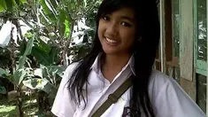 Pemilik nama lengkap Marion Rambu Jola Pedy masa kecilnya menarik untuk dilihat. Seperti saat Marion memakai seragam SD. Senyum manis terlihat jelas dari penyanyi asal Kupang ini. (Liputan6.com/IG/lalamarionmj)