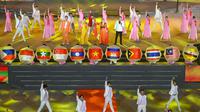 Hiburan pada upacara penutupan SEA Games 2021 di My Dinh National Stadium, Senin (23/5/2022). (AFP/Tang Chhin Sothy)