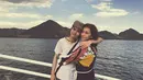 Dalam liburannya ke Labuan Bajo Dul pun tak sendiri. Ia bahkan menyempatkan berpose dan mengunggah foto bersama dengan sang bunda tercinta, Maia Estianty. (Liputan6.com/IG/@duljaelani)