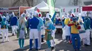 Orang-orang berpakaian Smurf menikmati makanan selama upaya pemecahan rekor dunia di Lauchringen, Jerman, 16 Februari 2019. Pertemuan tersebut untuk memecahkan rekor orang dengan kostum Smurf terbanyak di dunia. (CONSTANT FORME-BECHERAT/AFP)