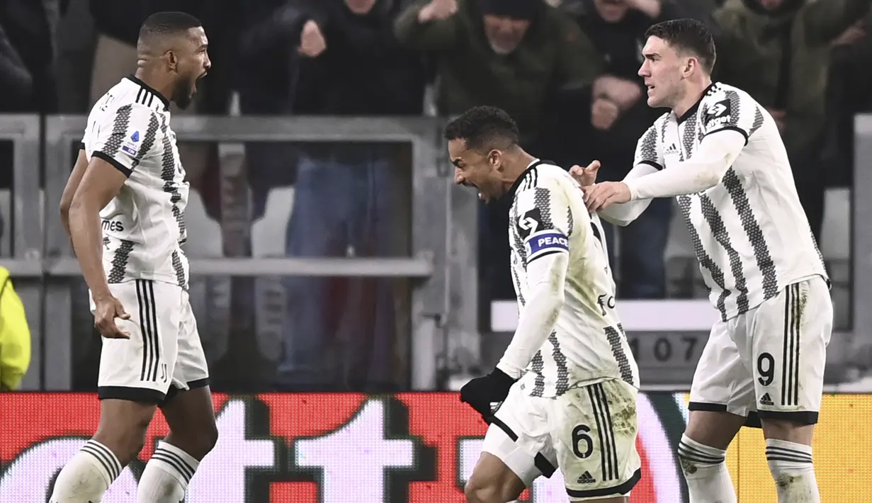 Bek Juventus Gleison Bremer (tengah) merayakan gol yang dicetaknya ke gawang Torino pada pekan ke-24 Liga Italia di Stadion Allianz, Rabu (1/3/2023) dini hari WIB. Bianconeri -julukan Juventus- berhasil menang dengan skor 4-2 dalam Derby della Mole. (Fabio Ferrari/LaPresse via AP)