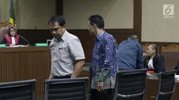 Para terdakwa kasus dugaan suap terkait pencemaran limbah sawit, Edy Rosada (kedua kiri) dan Arisavanah saat sidang putusan di Pengadilan Tipikor, Jakarta, Rabu (3/7/2019). Edy Rosada dan Arisavanah dijatuhi hukuman empat tahun penjara, denda Rp200 juta . (Liputan6.com/Helmi Fithriansyah)