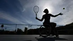 Atlet para tenis Prancis Pauline Deroulede berlatih bersama mantan peraih medali ganda dunia N.1 Michael Jeremiasz saat edisi ke-4 turnamen tenis kursi roda French Riviera Open di Biot, 28 September 2020. Korban kecelakaan itu kehilangan kaki kirinya pada Oktober 2018. (Photo by FRANCK FIFE/AFP)