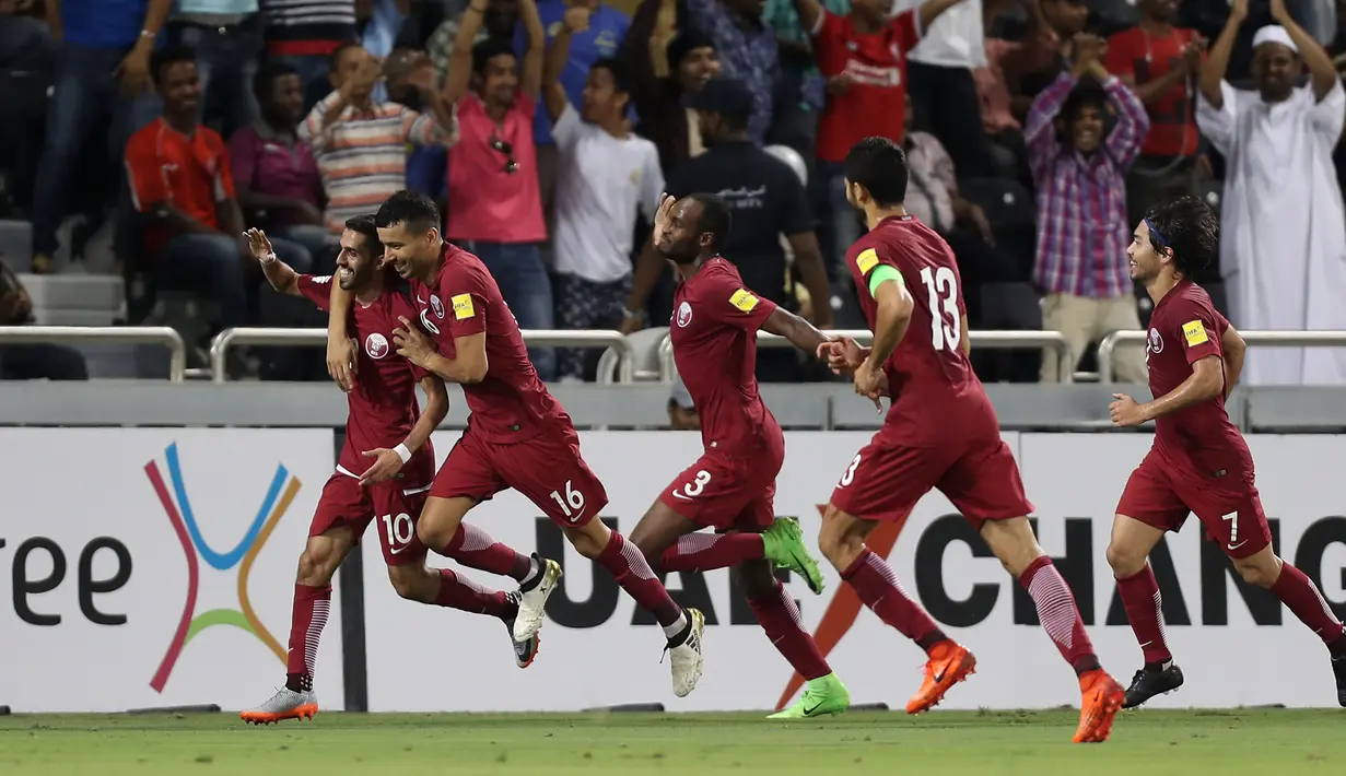 Penyerang Qatar, Hasan Al-Haydos (kiri) melakukan selebrasi bersama rekan-rekannya usai mencetak gol ke gawang Korea Selatan di Kualifikasi Piala Dunia 2018 di Doha, Qatar, (13/6). Qatar menang atas Korsel 3-2. (AFP Photo/Karim Jaafar)