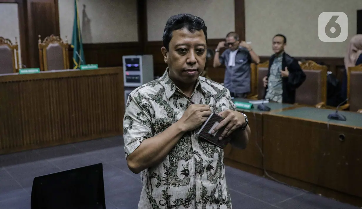 Romahurmuziy Divonis 2 Tahun Penjara: Terdakwa kasus suap jual beli jabatan di lingkungan Kemenag Romahurmuziy usai menjalani sidang vonis di Pengadilan Tipikor Jakarta, Senin (20/1/2020). Mantan Ketum PPP itu divonis pidana penjara selama dua tahun (Liputan6.com/Faizal Fanani)