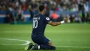 Sepuluh menit kemudian dewi fortuna menghampiri PSG. Lewat rekaman VAR, Neymar terindikasi dijatuhkan Guillermo Maripan di dalam kotak penalti. (AFP/Franck Fife)