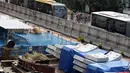Para pebalap bersaing diantara Bus Trans Jakarta saat melewati ruas jalan protokol Sudirman pada ajang Tour de Jakarta di Bundaran Hotel Indonesia, Jakarta, Sabtu (30/7/2016). (Bola.com/Nicklas Hanoatubun)