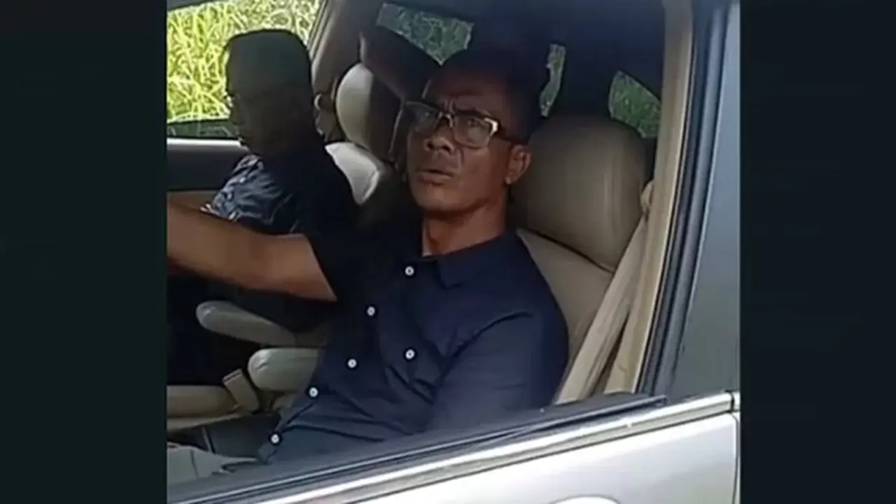 Tangkapan layar diduga Kapolsek Bungaraya Siak AKP Selamet berada di dalam mobil bersama tersangka korupsi bersubsidi.