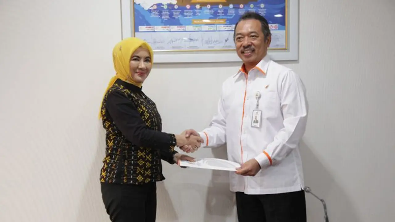 Penyerahan Surat Keputusan Pengangkatan Nicke Widyawatisebagai Direktur Utama PT Pertamina Tbk oleh Deputi Pertambangan, Industri Strategis, dan Media Kementerian BUMN Fajar Harry Sampurno.