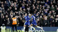 Gelandang Chelsea, Eden Hazard, melakukan selebrasi usai membobol gawang Bournemouth pada laga Piala Liga Inggris di Stadion Stamford Bridge, Kamis (20/12). Chelsea menang 1-0 atas Bournemouth. (AP/Alastair Grant)