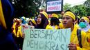 Aksi Badan Eksekutif Mahasiswa (BEM) dan Ikatan Alumni (ILUNI) Universitas Indonesia (UI) lintas almamater saat menggelar Rapat Akbar Gerakan Anti Korupsi (GAK) Nasional di kampus UI Salemba, Jakarta, Jumat (20/3/2015).  (Liputan6.com/Yoppy Renato)